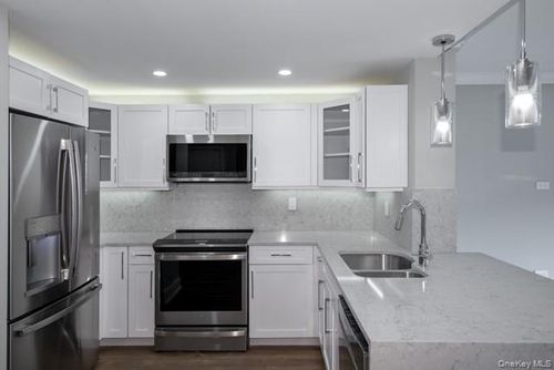 s1240-1100 Avalon Sq, Glen Cove, NY, 11542-2877 | Card Image