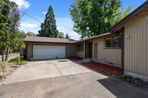 312 N Barneburg Rd, Medford, OR, 97504-6683 | Card Image