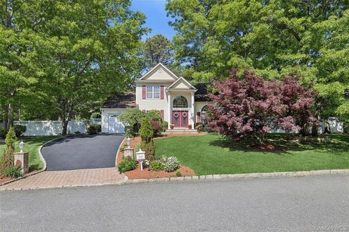 16 Winterberry Dr, Middle Island, NY, 11953-2705 | Card Image