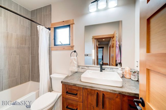 Upstairs Full Bath | Image 29