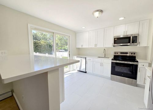 76 Skylark Dr, Holtsville, NY, 11742-2219 | Card Image