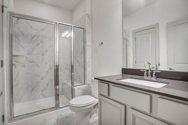 Beautiful full second bathroom upstairs | Image 7