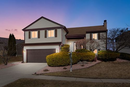 203 Albert Dr, Vernon Hills, IL, 60061-1601 | Card Image