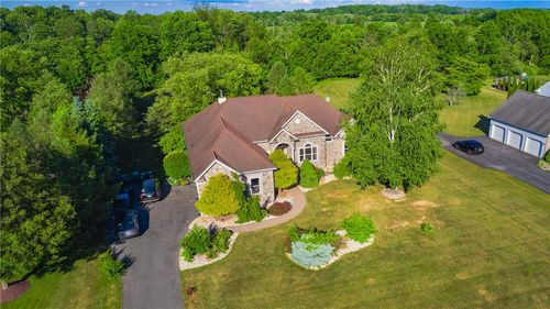 123 Chase Hollow Dr, Nazareth, PA, 18064-8104 | Card Image