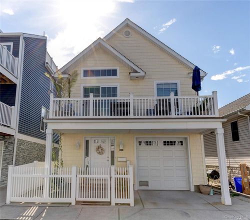 67 Vermont St, Long Beach, NY, 11561-1439 | Card Image