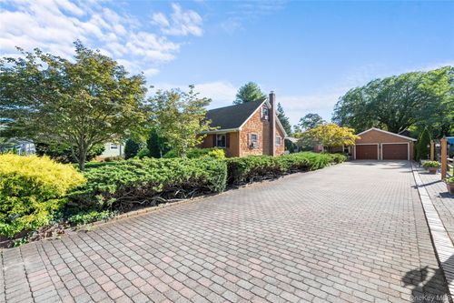 839 Pondview Rd, Riverhead, NY, 11901-2685 | Card Image