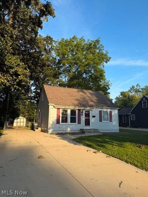 425 Hawkins Dr, Painesville, OH, 44077-2827 | Card Image