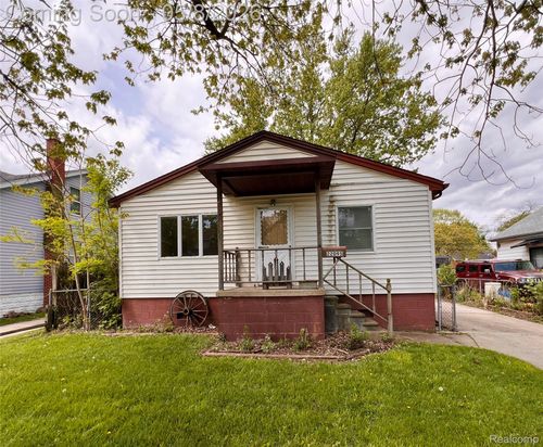 22095 Elmwood Ave, Eastpointe, MI, 48021-2113 | Card Image