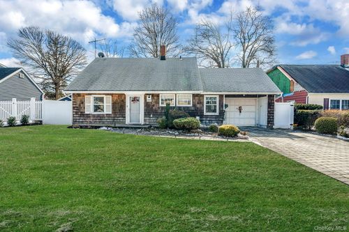 694 Whittier St, Westbury, NY, 11590-4438 | Card Image