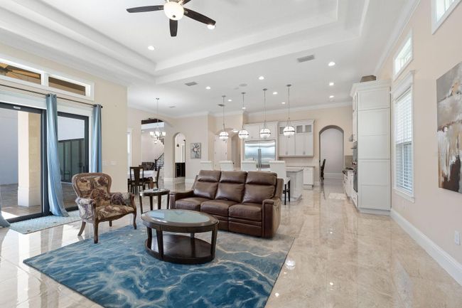 Kitchen and family room | Image 22
