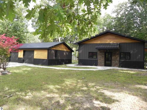 1025 Barcelona Dr, Weidman, MI, 48893-8820 | Card Image