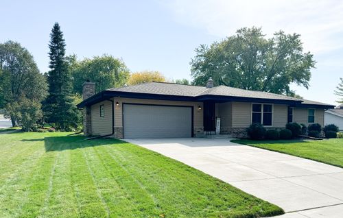 2401 Lander Ln, Waukesha, WI, 53188-4617 | Card Image