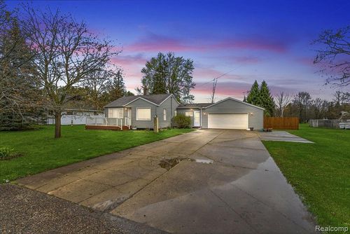 5101 Kendall Dr, Burton, MI, 48509-1910 | Card Image