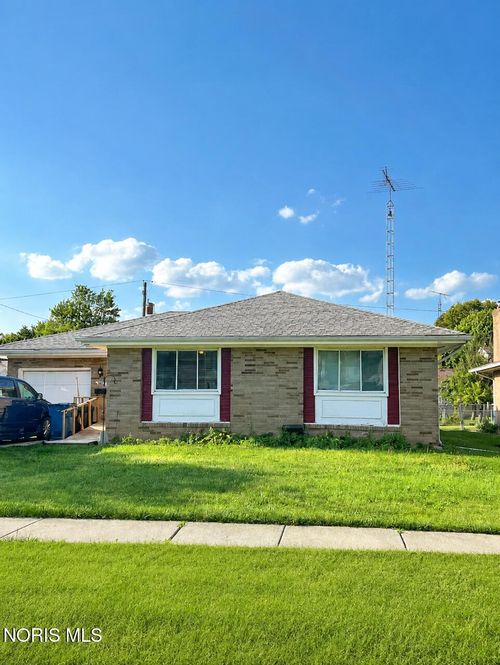 3309 Cromwell Dr, Oregon, OH, 43616-2329 | Card Image