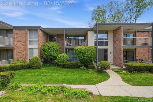 e203-4041 W Maple Rd, Bloomfield Hills, MI, 48301-3123 | Card Image