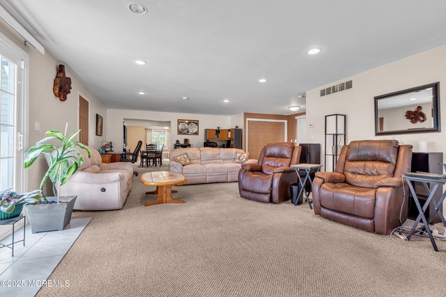 huge great room with recessed lighting | Image 19