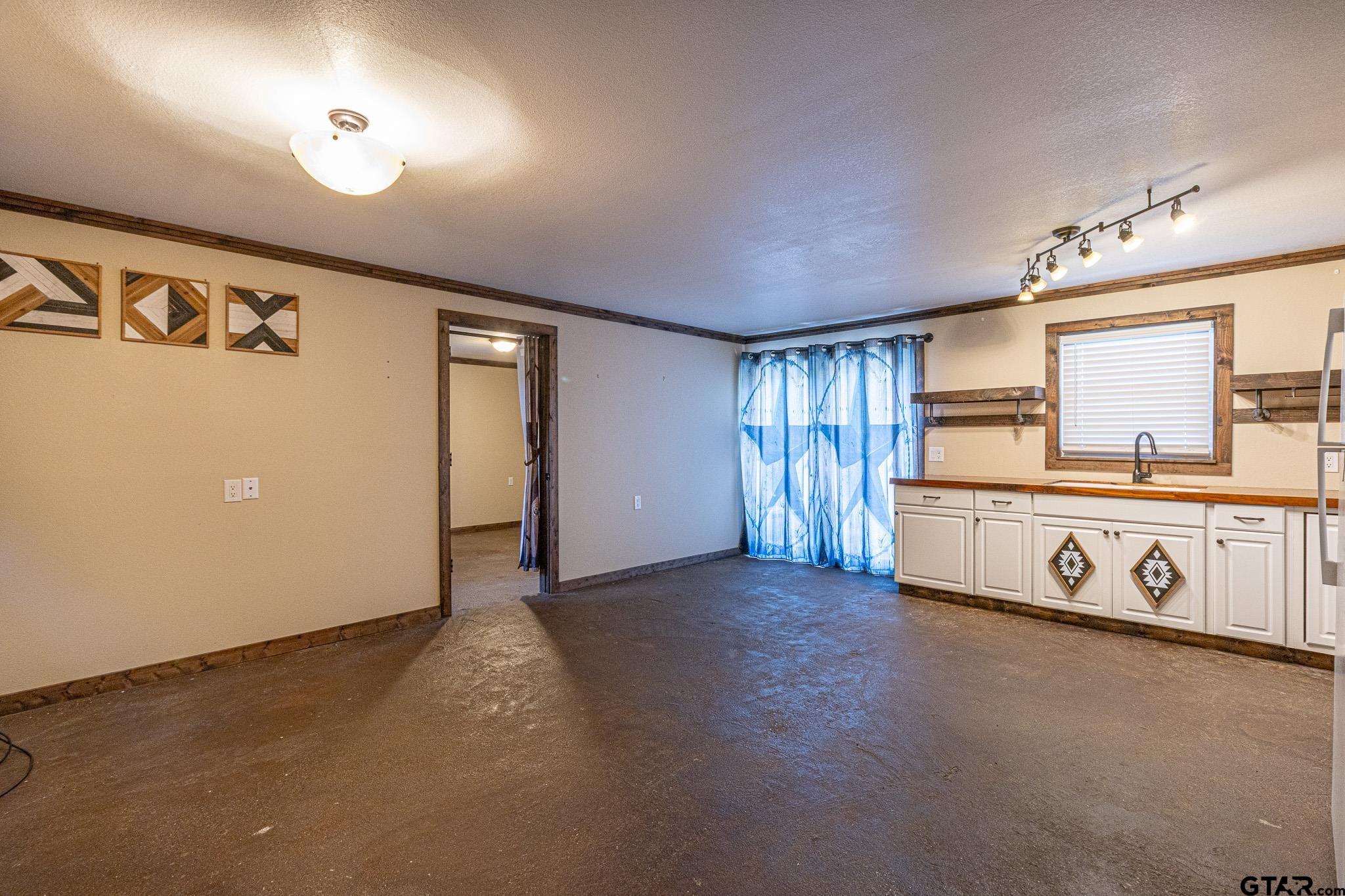 Residential Lease in Lindale 3