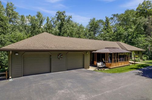 47060 Queens Cove Cir, La Crescent, MN, 55947-4234 | Card Image