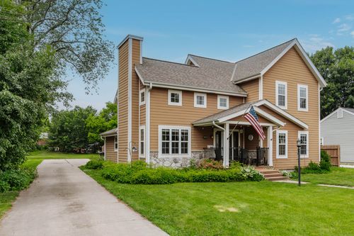 860 S Silver Lake St, Oconomowoc, WI, 53066-3855 | Card Image
