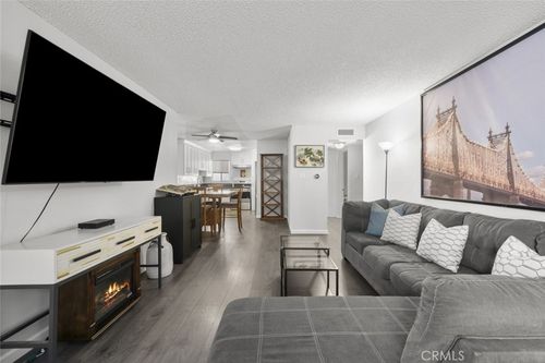 c18-18555 Collins St, Tarzana, CA, 91356 | Card Image