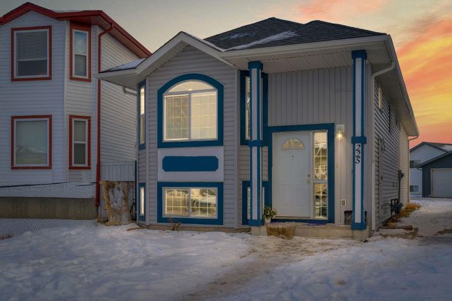 225 Tarawood Close Ne, Home with 6 bedrooms, 3 bathrooms and 2 parking in Calgary AB | Image 1
