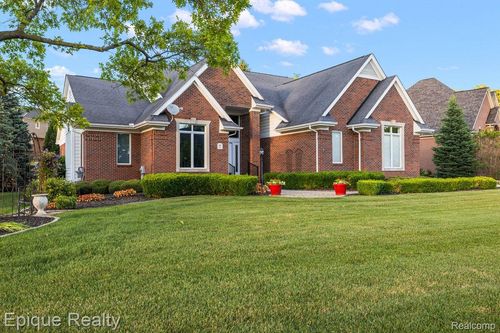 5675 Golf Pointe Dr, Clarkston, MI, 48348-5148 | Card Image