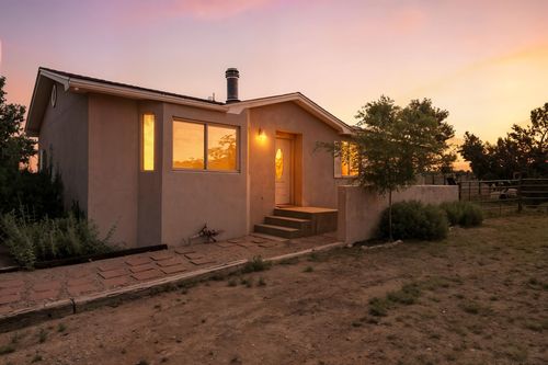 90 Arroyo Coyote Rd, Santa Fe, NM, 87508-8067 | Card Image