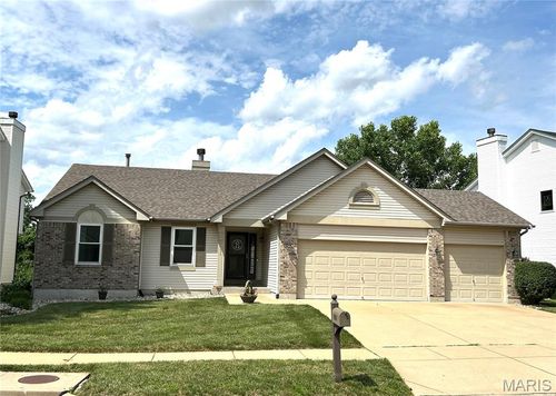 2111 Meramec Meadows Dr, Fenton, MO, 63026-2776 | Card Image