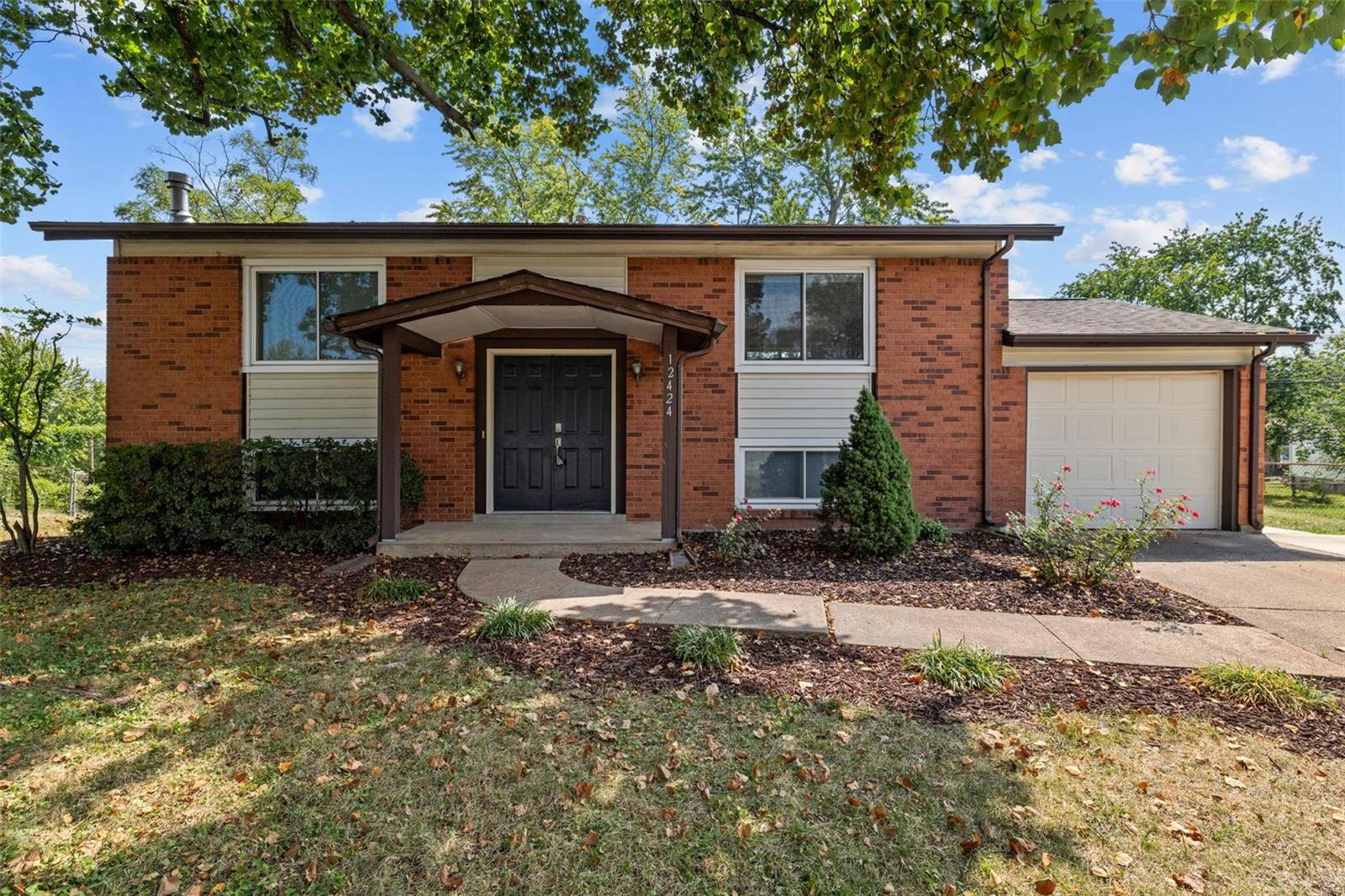 Glencliff Dr, Maryland Heights, MO 63043