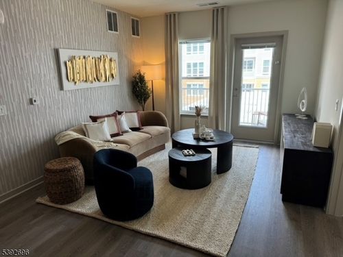 apt-358-100 Eisenhower Pkwy, Livingston, NJ, 07039-2859 | Card Image