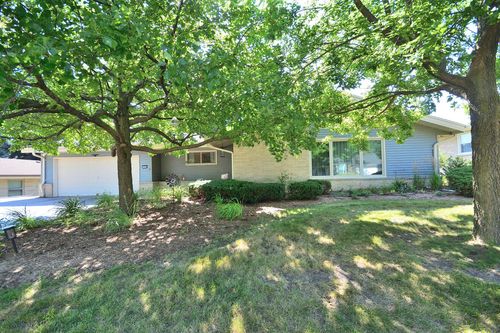 12555 W Wilbur Dr, New Berlin, WI, 53151-5452 | Card Image