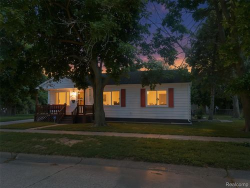 3918 Whitney Ave, Flint, MI, 48532-5284 | Card Image