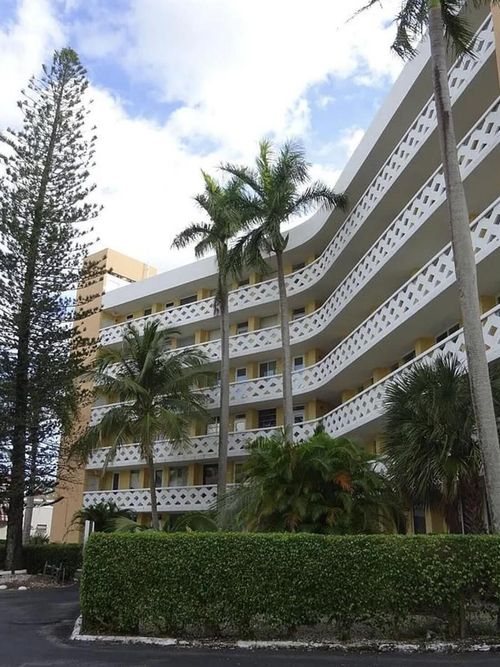 402-2400 Ne 9th Street, Fort Lauderdale, FL, 33304 | Card Image