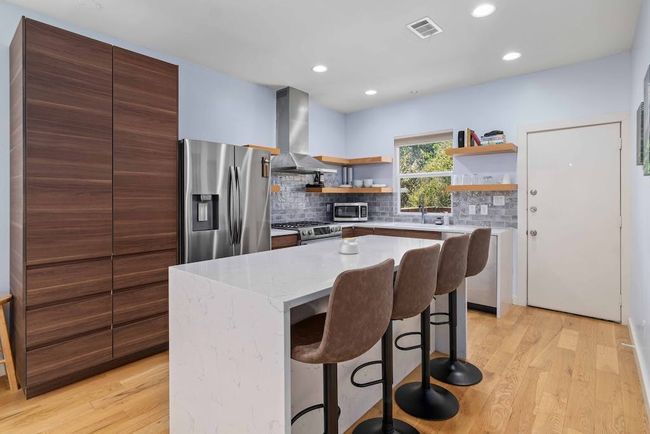 2009 E 8 Th St, House other with 2 bedrooms, 2 bathrooms and 3 parking in Austin TX | Image 5