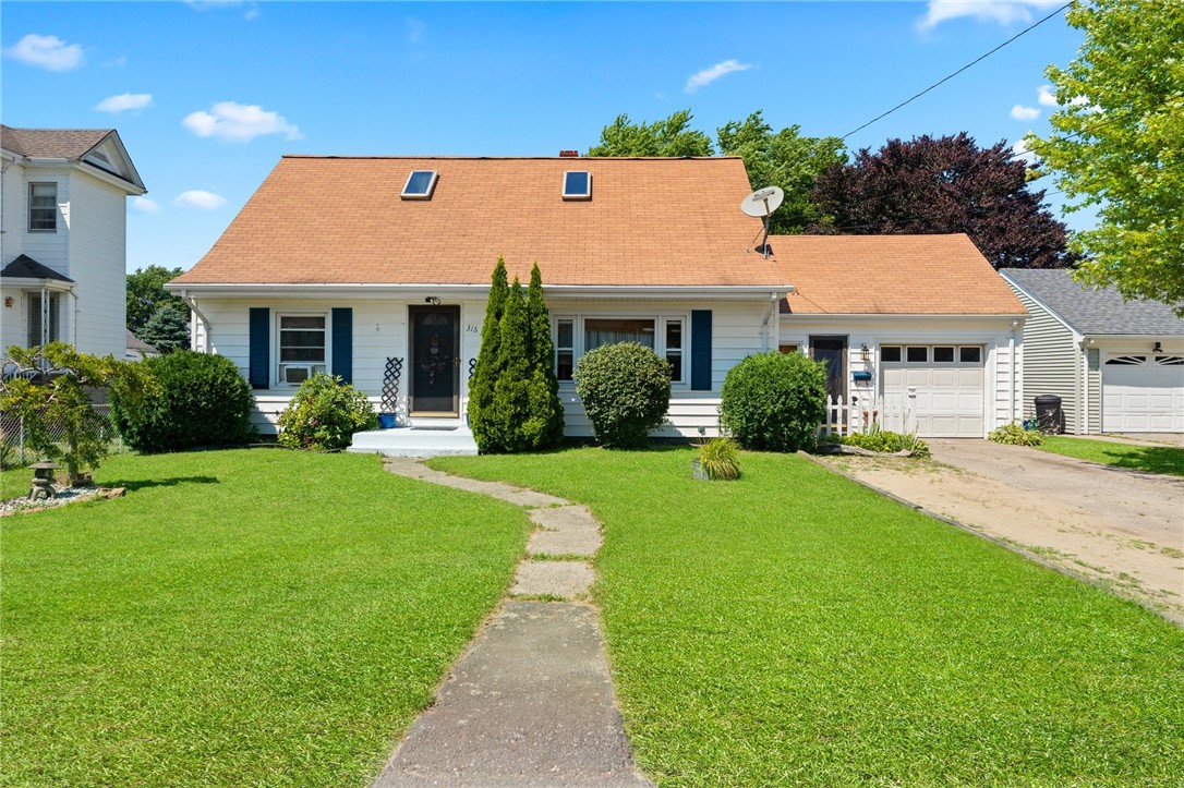 Hooper St, Tiverton, RI 02878