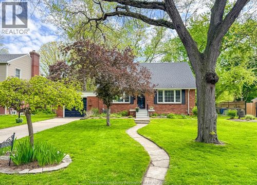 3560 Church St, Windsor, ON, N9E1V8 | Card Image