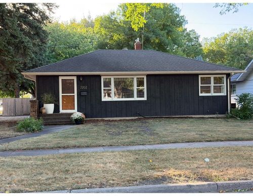2202 8th Street N, Fargo, ND, 58102 | Card Image