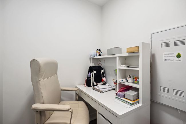 Office with a heating unit | Image 15