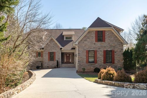 16 Winterberry Dr, Hendersonville, NC, 28739-2424 | Card Image