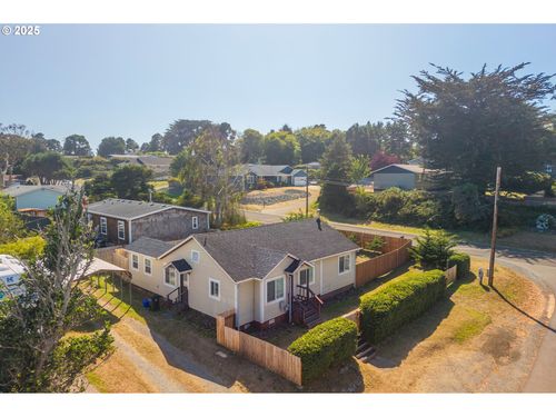 520 5th St Se, Bandon, OR, 97411-9435 | Card Image