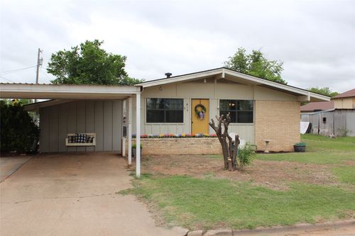 810 W Eden St, Munday, TX, 76371-2175 | Card Image