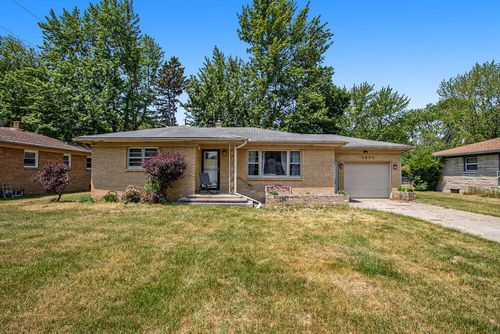 2022 Krolow St, Benton Harbor, MI, 49022-6740 | Card Image