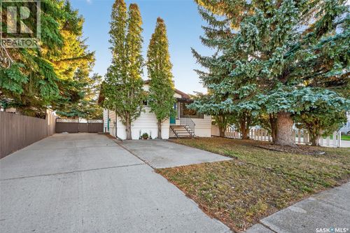 1005 Vaughan St, Moose Jaw, SK, S6H5P1 | Card Image