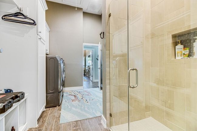 Full bath off the garage | Image 16