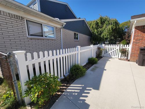 4687 Jackson St, Trenton, MI, 48183-4516 | Card Image