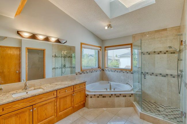 206 Valley Glen Bay Nw, Home with 4 bedrooms, 3 bathrooms and 4 parking in Calgary AB | Image 25