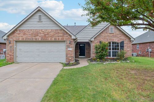 2011 W G St, Jenks, OK, 74037-2358 | Card Image