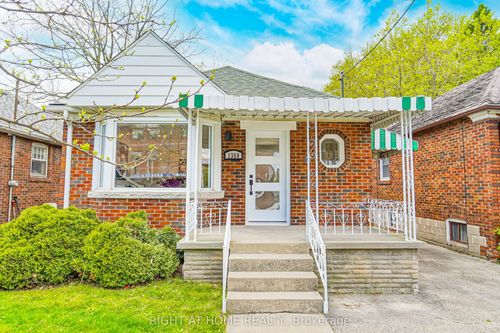 1360 Woodbine Ave, East York, ON, M4C4G5 | Card Image