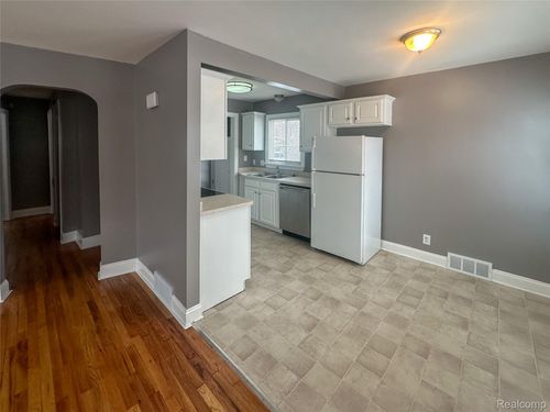 595 E Tennyson Ave, Pontiac, MI, 48340-2955 | Card Image