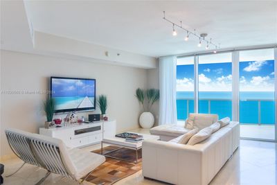 3707 - 17201 Collins Ave, Condo with 2 bedrooms, 2 bathrooms and null parking in Sunny Isles Beach FL | Image 2